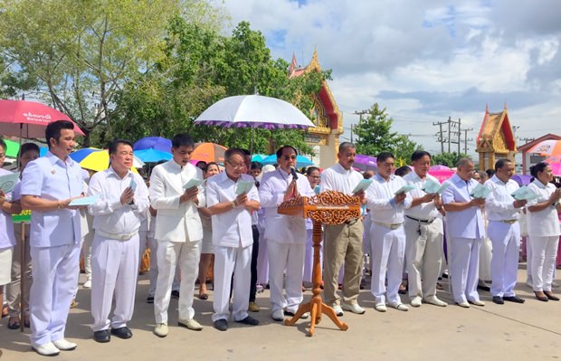 Vize-Bürgermeister Eneak Pattana-Ngam von Nongprue leitet die Kerzenparade.