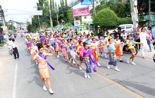 Neun verschiedene Schulen Pattayas nehmen an der Feier teil. Viele von ihnen zeigten auch traditionelle Tänze. 