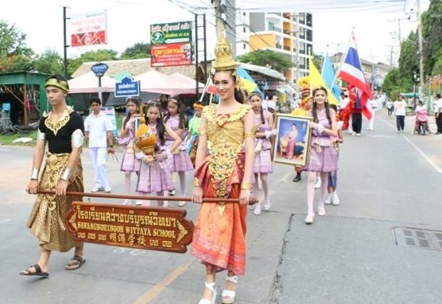 Die große Kerzenparade beginnt bei der Sawang Boriboon Wittaya Schule. 