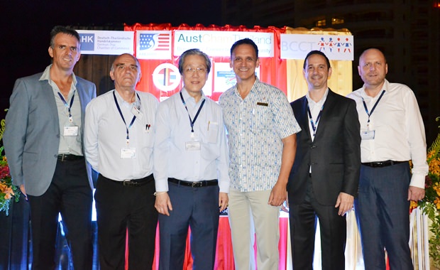 (Von links)  Mark Fitield, Grupen-Generalmanager der Coral Expeditions - Australia’s Pioneering Cruise Line, Tom Bishop, MD of DTC Travel, Phongsakdi  Chakshuvej , Präsident der Thai-Deutschen Handelskammer, Miguel Maldonado, Residentmanager vom Centara Grand Mirage Resort Pattaya, Marc Spiegel, geschäftsführender Direktor von ThyssenKrupp Elevator (Thailand ) Co., Ltd., und Dr. Roland  Wein, Exekutivdirektor der Deutschen Handelskammer. 