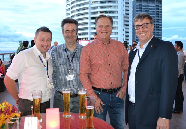 (Von links) Deutsche Riege: Hakan Özkan, geschäftsführender Direktor von Chakra Drinks, Marcus Magiar, Generalmanager von Carl Zeiss Co., Ltd., Horst Wiezorrek, Internationaler Business Berater von Pacific Cross Health Insurance PCL, Stefan Langhein, Representativ Manager von MAN Diesel & Turbo Malaysia, und Rainer Rössler, Manager für Neuinstallierung von Thyssen-Krupp Elevator (Thailand ) Co., Ltd.