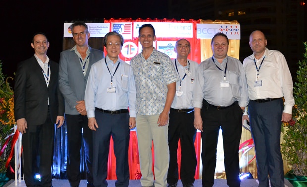 Vom Wind zerzaust (von links): Jeffrey Gaudiano, geschäftsführender Direktor von BMW Thailand, Irene Schuermann, Dr. Roland Wein und Elfi Seitz, Chefredakteurin von Pattaya Blatt. 