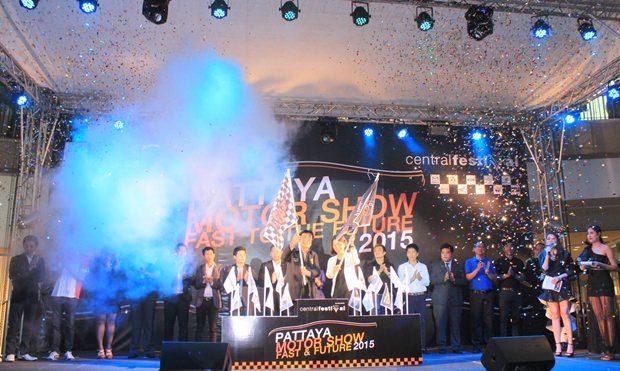 Vizebürgermeister Ronakit Eaksing, die Generalmanagerin des Central Festival Pattaya Beach Tasarath Meekhamsath, Rattanachai Suthidechanai und andere Stadträte bei der Eröffnung der Motorshow und des Schönheitswettbewerbes. Vizebürgermeister Ronakit Eaksing, die Generalmanagerin des Central Festival Pattaya Beach Tasarath Meekhamsath, Rattanachai Suthidechanai und andere Stadträte bei der Eröffnung der Motorshow und des Schönheitswettbewerbes.