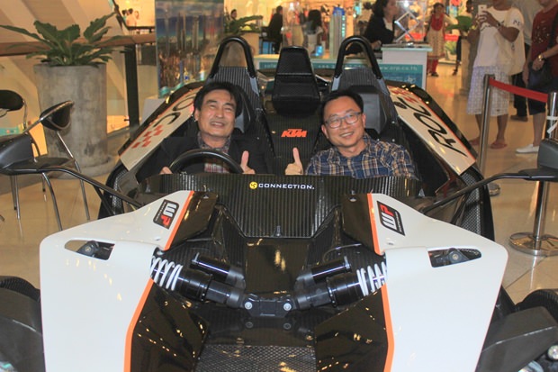 Vizebürgermeister Ronakit Eaksingh und PBTA Präsident Sinchai Wattanasartsathorn, interessieren sich für den seltenen KTM X-Bow ROC.