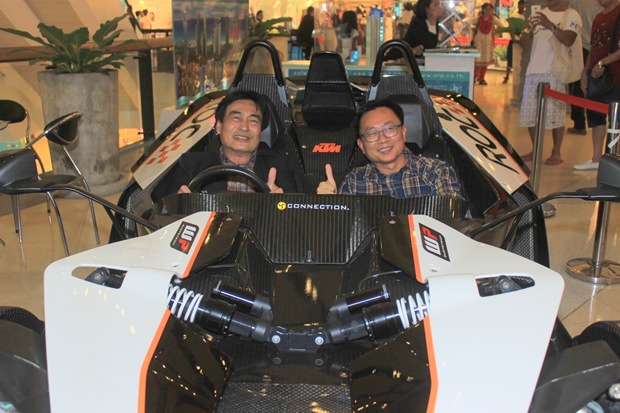 Vizebürgermeister Ronakit Eaksingh und PBTA Präsident Sinchai Wattanasartsathorn, interessieren sich für den seltenen KTM X-Bow ROC. Vizebürgermeister Ronakit Eaksingh und PBTA Präsident Sinchai Wattanasartsathorn, interessieren sich für den seltenen KTM X-Bow ROC.