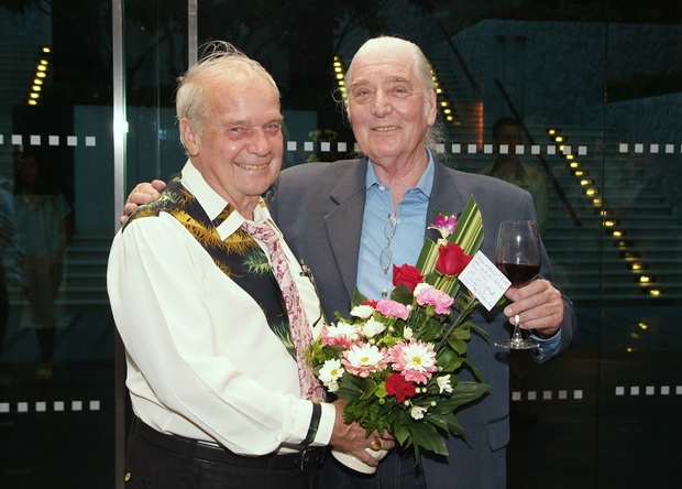 Fritz Burtchen darf natürlich bei so einer Feier nicht fehlen. Hier überreicht er Helmut Buchberger einen Blumenstrauß.