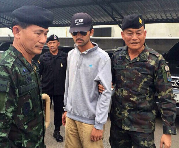 Der des Bombenattentats verdächtige Mann wird in der Nähe zur kambodschanischen Grenze Sa Kaeo verhaftet. (Foto: National Council for Peace and Order via AP)