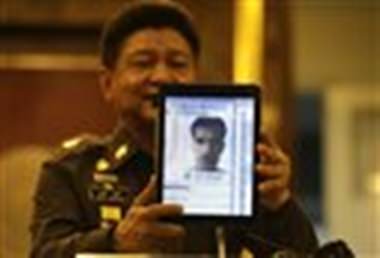 Polizeisprecher Generalleutnant Prawuth Thavornsiri zeigt Fotos von den anderen drei neu verhafteten Verdächtigen. (AP Foto/Sakchai Lalit)