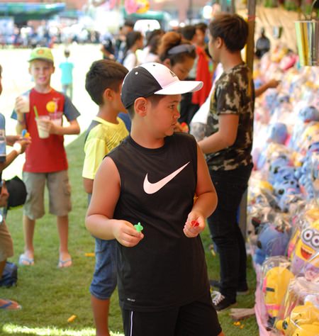 „Oh, mit einem Pfeil kann ich einen Teddybär gewinnen“, denkt dieser junge Mann. „Oh, mit einem Pfeil kann ich einen Teddybär gewinnen“, denkt dieser junge Mann.