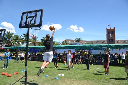 Ob er den Ball in den Korb werfen kann? Ob er den Ball in den Korb werfen kann?