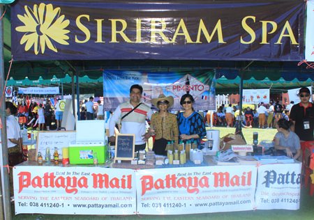 Natürlich ist Pattaya Mail mit dabei: (von links) Tony Malhotra und Alisa und Sue Kukarja bieten Getränke und organische Produkte an, Siriram Spa bietet Massagen. Natürlich ist Pattaya Mail mit dabei: (von links) Tony Malhotra und Alisa und Sue Kukarja bieten Getränke und organische Produkte an, Siriram Spa bietet Massagen.