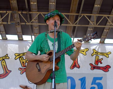 One-Man-Band Lee Shamrock spielt auf. One-Man-Band Lee Shamrock spielt auf.