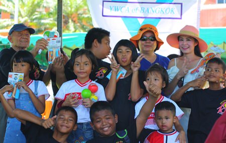 Praichit „Noi“ (ganz rechts) hilft den Kindern beim Schnurspringen. 