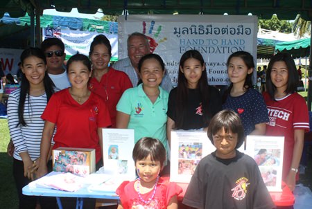 Angestellte und Kinder der Hand2Hand Foundation. 