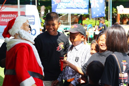 Kinder erfreuen sich bereits jetzt am „tanzenden Santa“. 