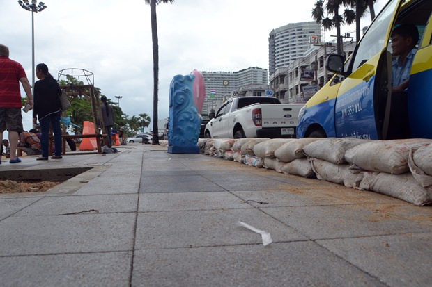 Sandsäcke konnten das Wasser an der Jomtien Beach Road nicht aufhalten.