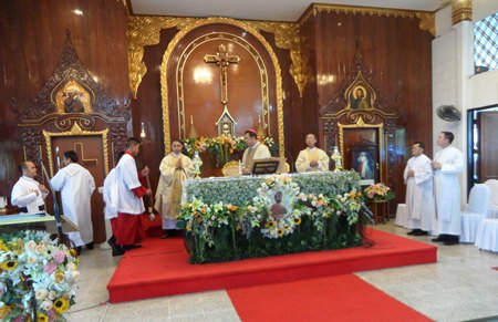 Bischof Silvio hält die Heilige Messe.