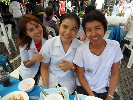 Hier die lustigen Krankenschwestern des Gesundheitsamtes Pattaya.