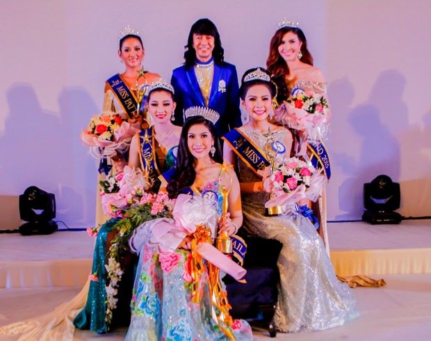 Alongkot Sankahapong, der geschäftsführende Direktor von Star Fighter Co., Ltd. lässt sich gerne mit den hübschen Mädels ablichten. (Von links) Napatnan Wanduek,Phutida Samainiyom, Lalitha Hongsamad, Suparat Thai-Ua und Sujanjira Kensap. 