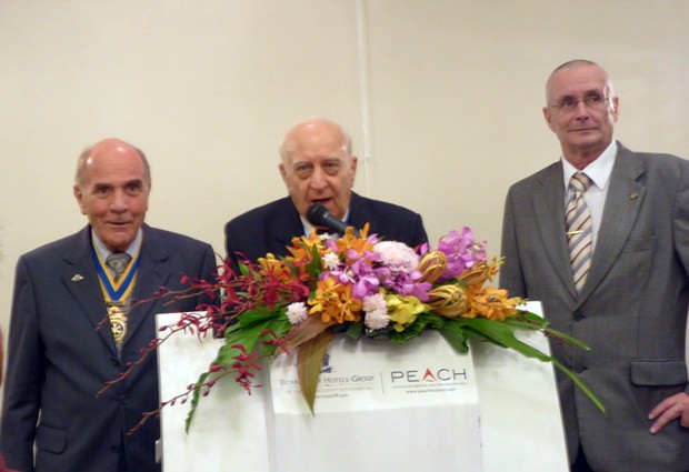Vizepräsident Dennis Stark vom Rotary Club Jomtien Pattaya begrüßt die hohen Gäste gmeinsam mit Rotary Kollegen. Vizepräsident Dennis Stark vom Rotary Club Jomtien Pattaya begrüßt die hohen Gäste gmeinsam mit Rotary Kollegen.