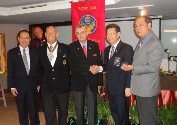 Rotary Guru Martin Brands (Mitte) bedankt sich bei Distrikt Gouverneur Vivat Pipatchaisiri (rechts neben ihm) nach dem Erhalt der Auszeichnung. 