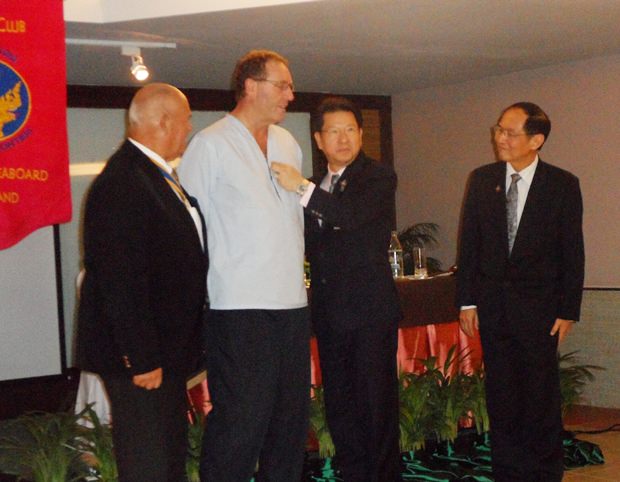 Auch David Mcready wird die Medaille an die Brust geheftet. Auch David Mcready wird die Medaille an die Brust geheftet.