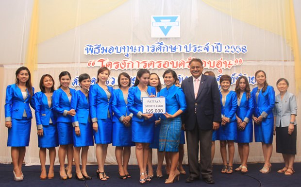 Sportclub Präsident Peter Malhotra und Wohltätigkeitsvorsitzende Noi Emmerson übergeben dem YWCA 195.000 Baht. 