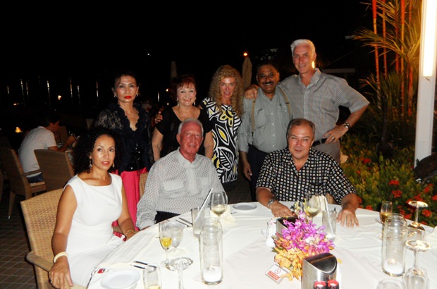 (Von links sitzend) Anselma und Gerrit Niehaus und Rene Pisters. (Von links stehend) Nittaya Patimasongkroh, Elfi Seitz, Irene Schuermann, Peter Malhotra und Jeffrey Gaudiano. (Von links sitzend) Anselma und Gerrit Niehaus und Rene Pisters. (Von links stehend) Nittaya Patimasongkroh, Elfi Seitz, Irene Schuermann, Peter Malhotra und Jeffrey Gaudiano.