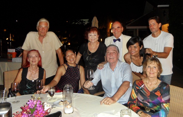 (Von links sitzend) Doris Berger-Peters, Iu und Helmut Buchberger und Dr. Margret Deter. (Von links stehend) Peter Berger, Elfi Seitz, Dr. Otmar Deter, Yu und Jean-Pierre Foethi. (Von links sitzend) Doris Berger-Peters, Iu und Helmut Buchberger und Dr. Margret Deter. (Von links stehend) Peter Berger, Elfi Seitz, Dr. Otmar Deter, Yu und Jean-Pierre Foethi.