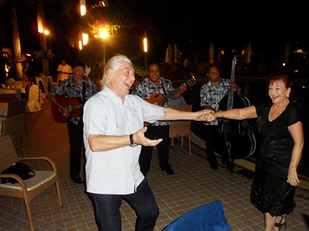 Elfi beim Tänzchen mit Helmut Buchberger und Jeffrey Gaudiano, der geschäftsführende Direktor von BMW Thailand, legt einen tollen Rock'n Roll mit Gattin Irene hin. Elfi beim Tänzchen mit Helmut Buchberger und Jeffrey Gaudiano, der geschäftsführende Direktor von BMW Thailand, legt einen tollen Rock'n Roll mit Gattin Irene hin.
