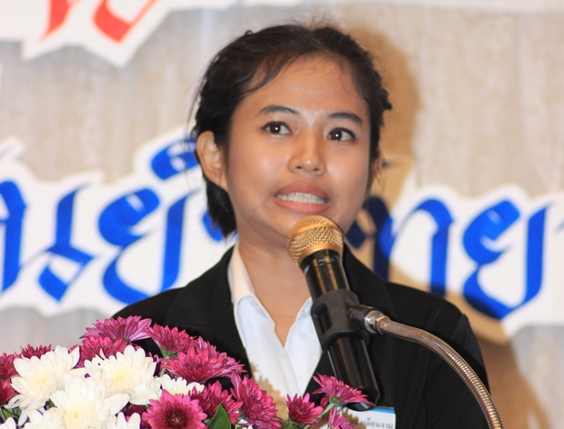 Die junge Studentin Wirangrong Sangduan-Gnam hält ihre Ansprache frei in perfektem Englisch. 