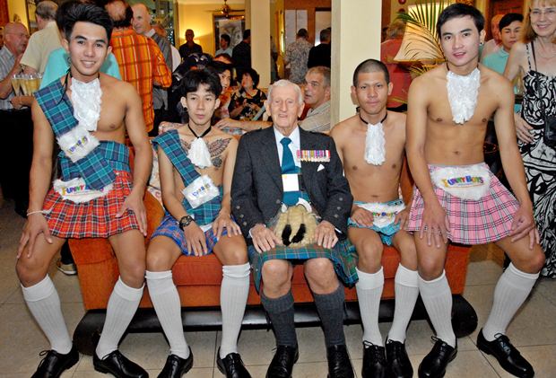 Archie und die Jungs von Funny Boys bei fotos mit Freunden. Archie und die Jungs von Funny Boys bei fotos mit Freunden.