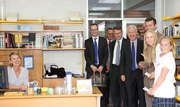 Rundgang durch die Schulbibliothek. (Von links) Christiane Fischer, Simon Kürsener, Jens Eggert, S.E. Peter Prügel, S.E. Ivo Sieber, Simon Dörig, Ines Vänskä und Hanna Lorenzini. Rundgang durch die Schulbibliothek. (Von links) Christiane Fischer, Simon Kürsener, Jens Eggert, S.E. Peter Prügel, S.E. Ivo Sieber, Simon Dörig, Ines Vänskä und Hanna Lorenzini.