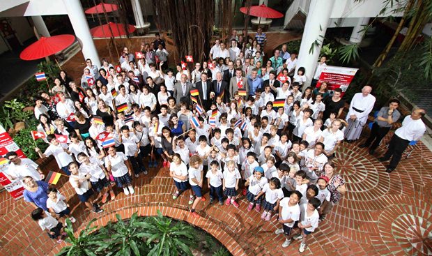 Gruppenfoto mit den Botschaftsvertretern , Vertretern der RIS und den am Nachmittag noch anwesenden Schülern, Lehrern und Mitarbeitern der RIS Swiss Section – Deutschsprachige Schule Bangkok. Gruppenfoto mit den Botschaftsvertretern , Vertretern der RIS und den am Nachmittag noch anwesenden Schülern, Lehrern und Mitarbeitern der RIS Swiss Section – Deutschsprachige Schule Bangkok.