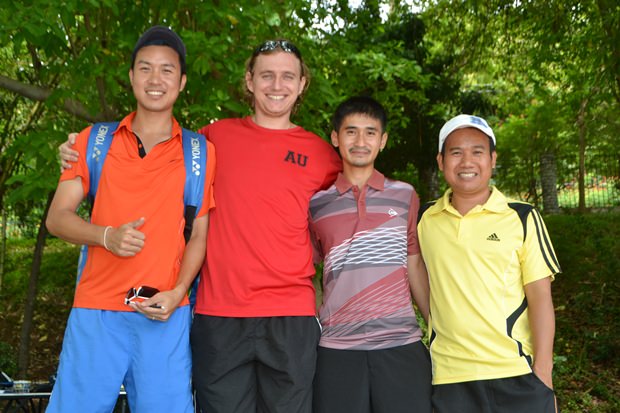 Tennisspieler aus ganz Thailand nehmen an diesem Turnier teil.  