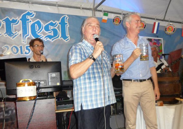  ...und nun heißt es von Brendan Daly (rechts) und Helmut Buchberger (links) gemeinsam:  „O'zapft is“! 