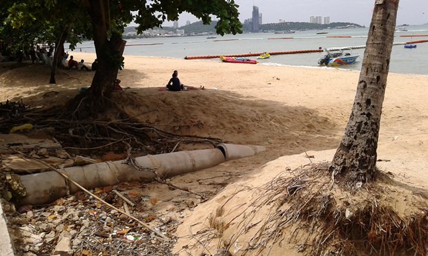 Fast kein Sand mehr übrig am Sandstrand Pattaya. 