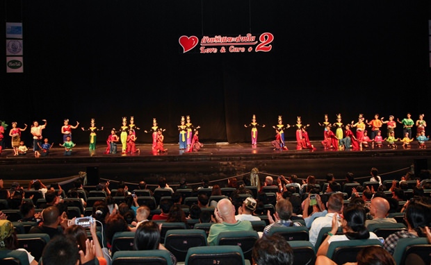 die 44 Kinder vom Pattaya Orphanage zeigen ihre Tanzkünste. 