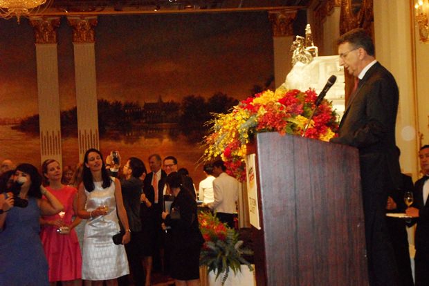 Botschafter Peter Prügel bei seiner ersten Rede in Thailand. 