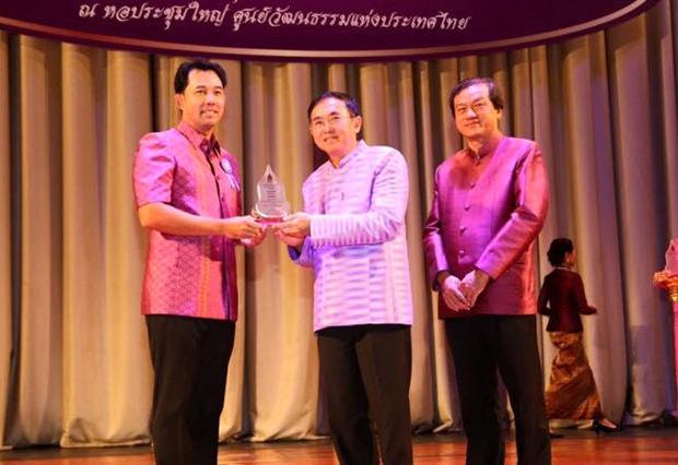 Bürgermeister Ittipol Kunplome erhält den Preis aus den Händen des Kulturministers  Weera Rojpojanarath und des Sekretärs Aphinan Potyanon.