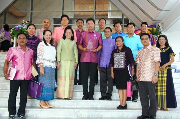Stolz nehmen verschiedene Organisationen und Behörden Pattayas an der Zeremonie teil. 
