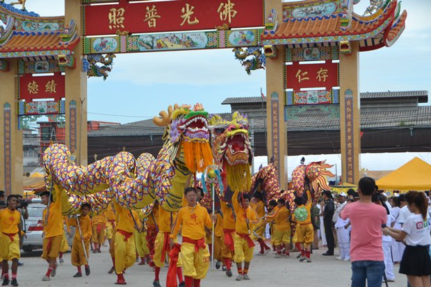 Die Parade erreicht den Platz der Sawang Boriboon Stiftung. 