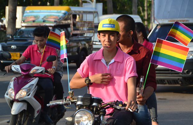 Eine der farbenfohsten paraden mit tollen Kostümen ist das „Gay Pride Festival Pattaya 2015“. 