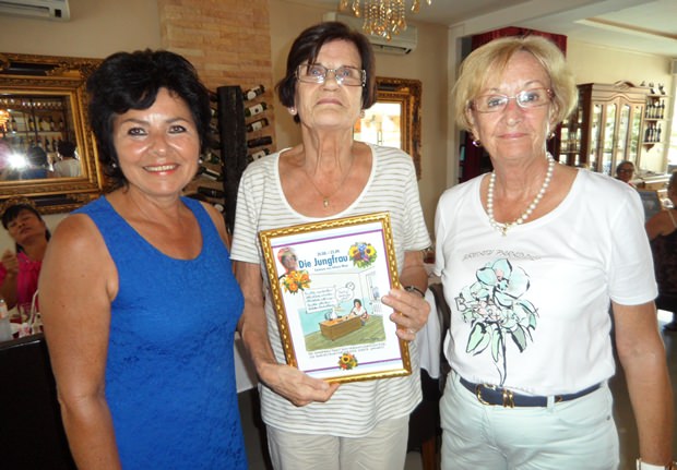 Gisela de Wit (Mitte), ebenfalls Jungfrau, wird gleichzeitig von Andrea Weiss (links) und Monika Podleska gratuliert. 