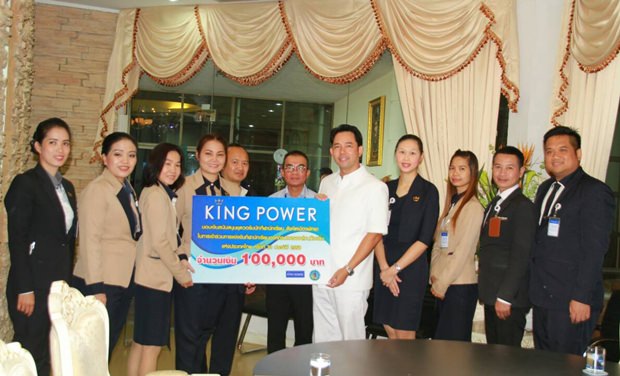 Siriporn Kaew-ngam überreicht Bürgermeister Ittipol Kunplome einen Scheck über 100.000 Baht. Siriporn Kaew-ngam überreicht Bürgermeister Ittipol Kunplome einen Scheck über 100.000 Baht.