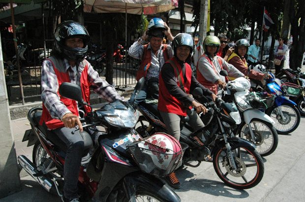 die meisten der in Central Pattaya stationierten Motorradtaxifahrer sind registriert und folgen dem neuen Gesetz. 
