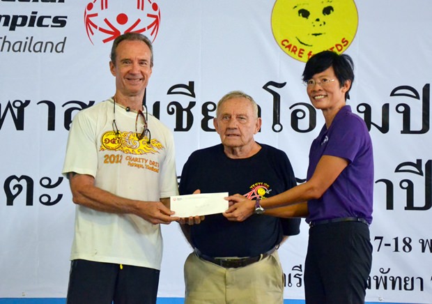 Lewis Underwood gibt im Namen von Jester’s Care for Kids einen Scheck über 150.000 Baht. 
