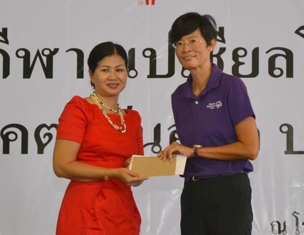 Noi Emmerson vom PSC übergibt 25.000 Baht. 