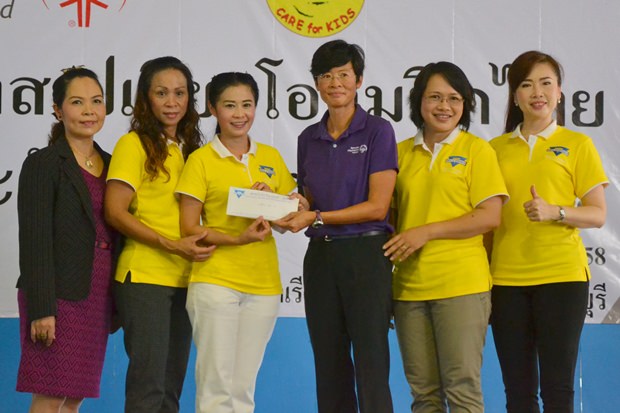 Praichit Jetapai vom YWCA hilft mit einem 15.000 Baht Scheck. 