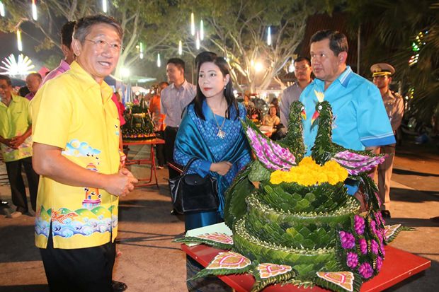 Vizeadmiral Wipak Noyjinda leitet die Loy Krathong Feier in Sattahips Luang Chumporn Garden. 